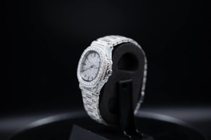 Reloj de Diamantes Sofisticado de Alta Demanda para Eventos Formales y Reuniones de Negocios Disponible al Mejor Precio del Mercado - Product Image 3