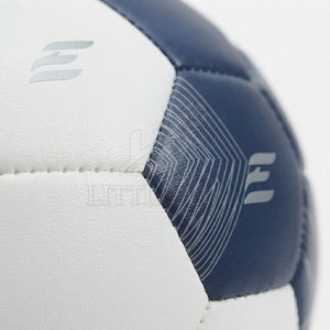 Nouveau ballon de football hybride en PU léger de haute qualité avec surface douce et durable, personnalisable pour l'entraînement et les jeux en extérieur - Product Image 6