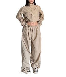 Conjunto Cortavientos Personalizado para Mujer: Chaqueta Corta con Media Cremallera y Pantalones Paracaídas de Pierna Ancha con Cordón, Estilo Deportivo Urbano con Bloques de Color - Product Image 2
