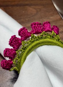 Anillo de Servilleta Floral de Ganchillo: Decoración de Mesa Hecha a Mano con Diseño de Tulipán para Primavera y Regalo de Inauguración de Casa - Product Image 2