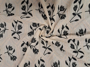 Tela Bordada de Algodón Blanco y Negro de Primera Calidad en Oferta - Material con Diseño Geométrico de Panal y Cordón Floral para Vestidos - Product Image 4
