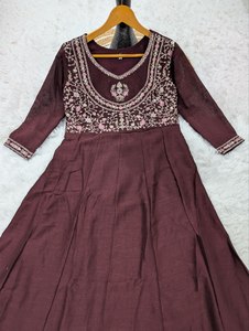 Conjunto Premium de Kurta, Palazzo y Dupatta de Georgette con Bordado Fino y Dupatta a Rayas para Mujer, Ideal para Bodas y Celebraciones Étnicas - Product Image 5