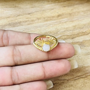 Nouvelle Arrivée Bague en Laiton Plaqué Or 18 carats avec Pierre de Lune en Forme de Soleil, Style Vintage, Motif Rayon de Soleil Céleste, Bague Tendance, Vente en Gros - Product Image 2