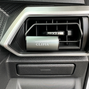 CLIPIA น้ำหอมปรับอากาศในรถยนต์แบบพกพาชนิดเติมได้ กลิ่นไวท์มัสก์ G-79 (สีเทาเมทัลลิก) กำจัดกลิ่น - Product Image 2