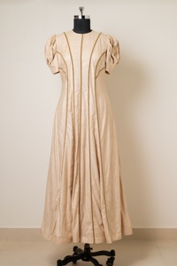 Robe en soie beige de haute qualité pour femmes, robe maxi plissée de luxe avec manches bouffantes pour les occasions spéciales - Product Image 5