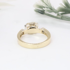Anillo de compromiso de oro amarillo con diamante cultivado en laboratorio de corte radiante, clásico, con engaste de medio bisel y canales, para boda, aniversario, fiesta, joyería fina - Product Image 3