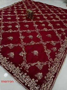 Lehenga Dupatta Tradicional de 2.4 Metros con Borde de Trabajo de Hilo Vintage y Bordado Pesado con Lentejuelas Arcoíris - Product Image 1