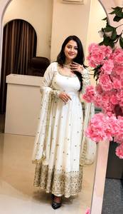 Ensemble de robe Anarkali longue pour femmes, style traditionnel indien et pakistanais, en soie froissée, imprimé numérique, avec dupatta brodé, idéal pour les mariages - Product Image 2