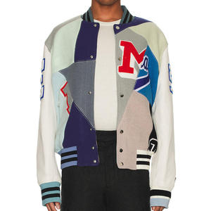 Chaqueta universitaria de alta calidad con tela premium, elegantes mangas en contraste y un estilo deportivo atemporal. - Product Image 1