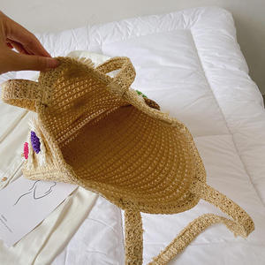 Mejora tu colección de accesorios con esta bolsa de hilo natural premium diseñada con margaritas multicolor y correas para el hombro. - Product Image 2