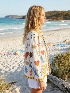 Veste blanche brodée à la main avec des motifs floraux, manches longues, col boutonné, style vacances d'été, veste en coton tissé pour femmes - Product Image 2