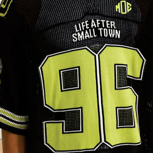 Novedades 2026: Camiseta de fútbol americano de malla atlética para hombre, 240 GSM, transpirable, estilo urbano, con número personalizado en sarga, OEM, al por mayor. - Product Image 4