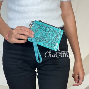 Monedero y Tarjetero de Cuero Genuino de Lujo con Grabado Floral y Cremallera Estilo Western para Mujer, con Correa de Muñeca - Product Image 1