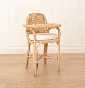 La silla para muñecas está hecha de ratán natural. - Product Image 1