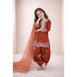Ensemble salwar élégant brodé pour filles, avec haut et dupatta de créateur, confectionné en crêpe et soie organza, idéal pour les mariages et les festivals. - Product Image 3