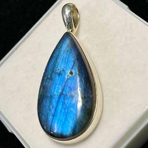 Colgante de Labradorita Azul – Plata de Ley 92.5, Gema Multifacética - Product Image 1