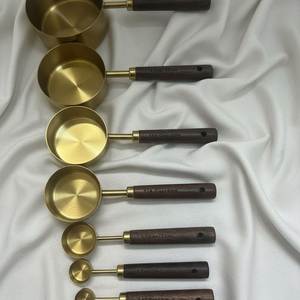 Tasses à mesurer en métal finition PVD or avec poignée en bois, impression de logo personnalisée acceptée, prix bas, ensemble de tasses à mesurer pour la cuisine - Product Image 4