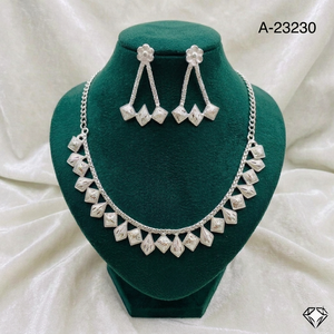 ชุดเครื่องประดับ MOLL JEWELLERS สไตล์อินเดียทันสมัย ชุบทอง 24K ประดับเพชรซิร์คอนรูปดอกไม้ สร้อยคอและต่างหูสำหรับผู้หญิง เหมาะสำหรับงานหมั้น งานแต่งงาน และงานปาร์ตี้ - Product Image 1