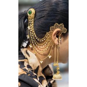 Lujosas Orejeras Chapadas en Oro con Cadena para el Cabello, Pendientes Jhumka con Piedra Verde y Perlas, Joyería Étnica India para Novias - Product Image 1