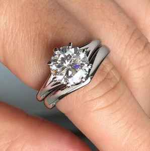 Anillo Solitario Moderno Apilable con Doble Banda en Chevron y Diamante Cultivado en Laboratorio de Corte Redondo, Oro Blanco de 14K, Joyería Fina, Regalo para Cumpleaños - Product Image 1