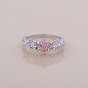 Anillo de Compromiso de Tres Piedras con Diamante Moissanite Redondo Rosa, Anillo de Promesa Nupcial Clásico de Oro Blanco para Mujer, Regalo - Product Image 1