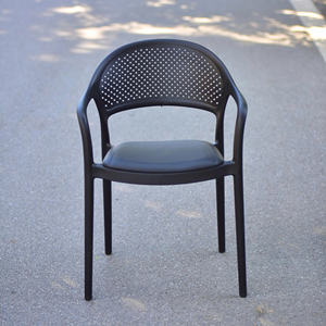 Chaise en plastique moulé de style King, couleur noire, avec coussin en cuir - Une chaise de jardin idéale pour un acheteur avisé - Product Image 1