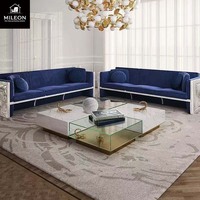 La table basse en verre miroir au design unique, associée à un ensemble de table basse en marbre noble, dégage un style luxueux et moderne.