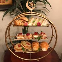 Support à gâteau élégant en fil métallique pour présentation de desserts de boulangerie, table de fête et service pratique