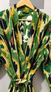 Bata de Terciopelo de Algodón 100% Ecológica Reversible con Estampado Ikat Verde, Manga Larga, Estilo Envolvente, Kimono para Mujer - Product Image 5