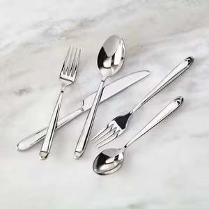 Ensemble de couverts en acier inoxydable de qualité supérieure, conçu pour une mise en scène de table sophistiquée et une utilisation en cuisine contemporaine - Product Image 4