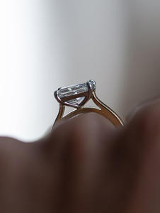 Anillo de Compromiso con Diamante Cultivado en Laboratorio, Corte Radiante, en Oro Amarillo de 10K/14K/18K, Anillo de Boda Clásico con Diamante Radiante para Mujer - Product Image 3