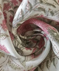 Tela de algodón estampada a mano – Diseño floral y de enredaderas estilo Mughal |   Textil Indio Rosa y Verde Oliva - Product Image 2