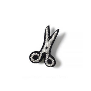 Broche décorative argentée perlée avec détails en strass de cristal, motif brodé et fabrication artisanale élégante - Product Image 1