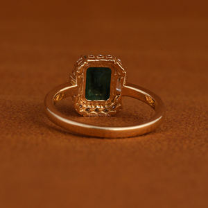 Anillo de Compromiso de Oro Amarillo de 14K con Gema Verde Corte Esmeralda y Halo de Diamantes, Joyería Fina Personalizada para Mujer - Product Image 5