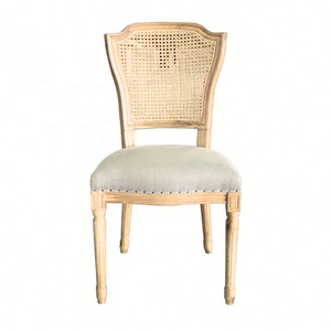 Chaise de salle à manger en bois de style Hamptons, design provincial français avec un élégant fini en chêne et un design en rotin - Product Image 1