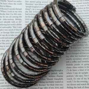 Pulseras en Espiral Color Gris Metálico, Brazalete Metálico Multicapa en Espiral, Brazalete Minimalista Apilable, Joyería Punk Gótica para Mujeres y Hombres - Product Image 3