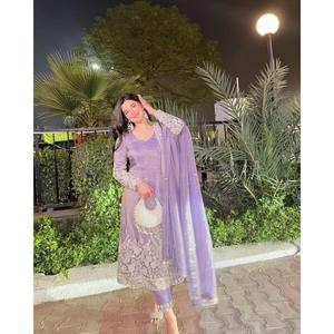 Robe de mariée en soie de créateur, taille XL, style Lehenga Choli - Bas de robe et dupatta avec broderie au fil - Product Image 4