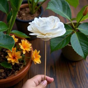 Flores de Madera de Sola Blancas Hechas a Mano y Sostenibles, Tamaño: 8.5 CM, Varilla de Fibra de Planta de Sesbania de Tailandia - Product Image 2