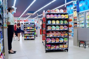Présentoir gondole OEM ADONG | Support de vente au détail en métal à plusieurs niveaux simple face pour l'approvisionnement en supermarché Vietnam A48 - Product Image 3