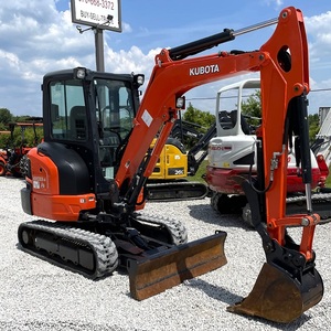 Petite excavatrice sur chenilles puissante avec système hydraulique avancé et moteur Kubota, machine de classe deux tonnes pour les professionnels. - Product Image 2