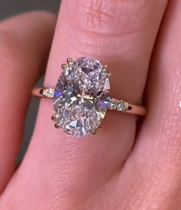 แหวนหมั้นและแหวนแต่งงานแบบวงรีประดับโมอิสซาไนต์ 2.50 กะรัต พร้อมวงแหวนซ่อนรอบๆ สำหรับผู้หญิง ทำจากทองคำแท้ 14k สีเหลือง เป็นของขวัญ - Product Image 1