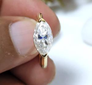 Anillo de compromiso y boda vintage de oro amarillo macizo de 14K para mujer con moissanita de 2 quilates de corte marquesa y engaste de media montura - Product Image 1