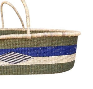 Panier à langer en jonc de mer vert mousse de qualité supérieure avec bande d'accentuation bleue, accompagné d'un panier à langer pour enfant en rotin. - Product Image 2