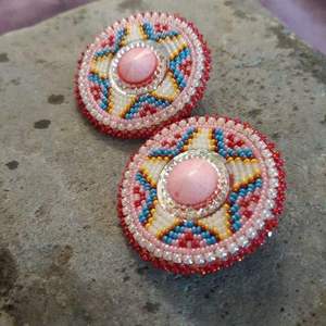 Joyas de Lona Hechas a Mano con Forma Personalizada, Piedra Central Rosa y Patrón Multicolor - Coleccionable Artístico para Fiestas y Días Festivos - Product Image 1