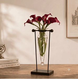 Exquisito par de jarrones de metal para mesa con un rico patrón de mosaico de piedra azul y brillantes detalles dorados pulidos, al por mayor. - Product Image 5