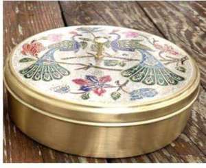 Boîte à masala traditionnelle en laiton, artisanale, gravée, faite à la main pour la cuisine, avec sept compartiments et une cuillère - Product Image 4