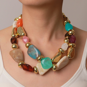 Collier en résine léger fait main, bijoux de mode personnalisés, pendentif artisanal en résine, cadeau minimaliste - Product Image 4