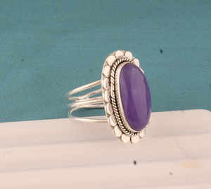 Anillo de Plata de Ley 925 con Clorita Púrpura Ovalada de Shree Jaipur, Estilo Clásico con Bisel de Piedras Preciosas y Diseño de Cuerda Festoneada, Venta al por Mayor - Product Image 3