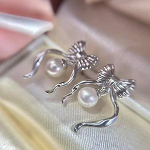 Boucles d'oreilles pendantes en perles d'eau douce naturelles de haute qualité 6-7 mm, style ruban, design nœud, bijoux pendantes à la mode, presque parfaits - Product Image 2