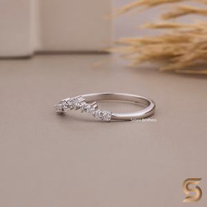 Anillo de banda curva con diamantes cultivados en laboratorio, corte redondo, diamantes EF VS, minimalista, apilable, joyería fina, diseño elegante - Product Image 5